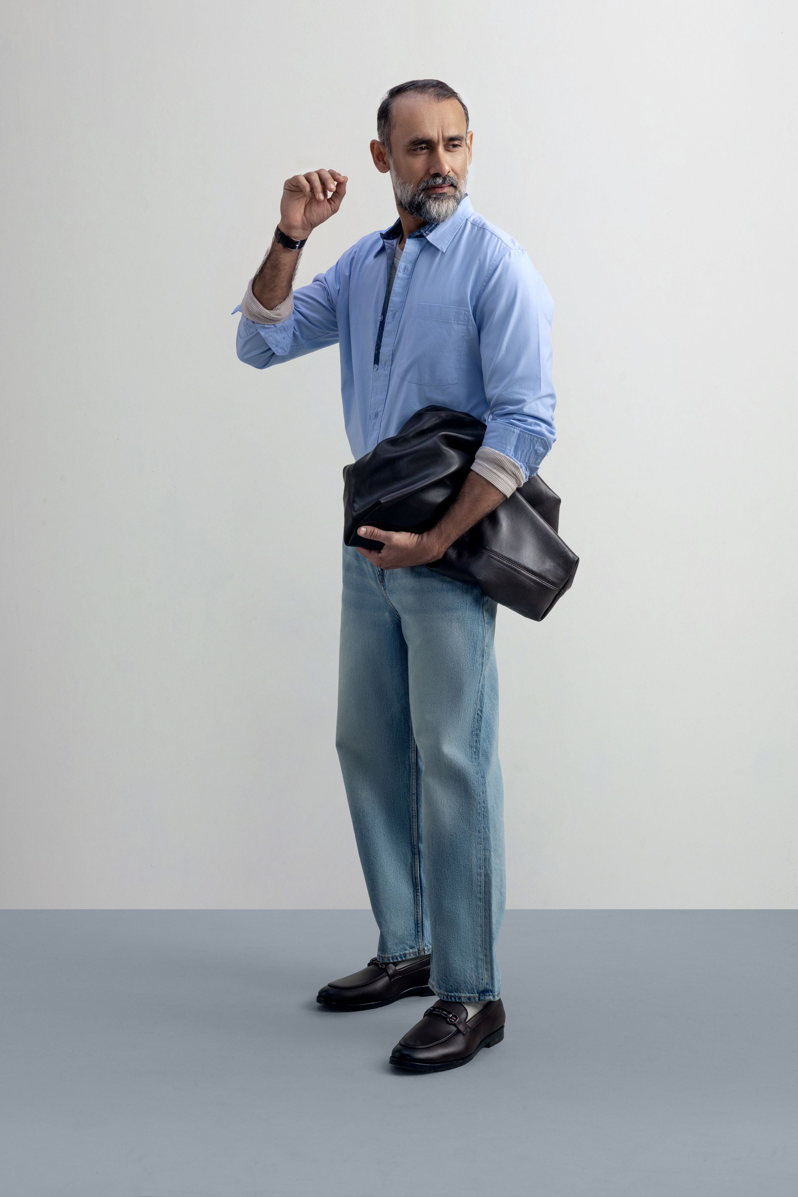 Stillwater Cashmere Blue - model_poseposition_of_shirtporduct_type