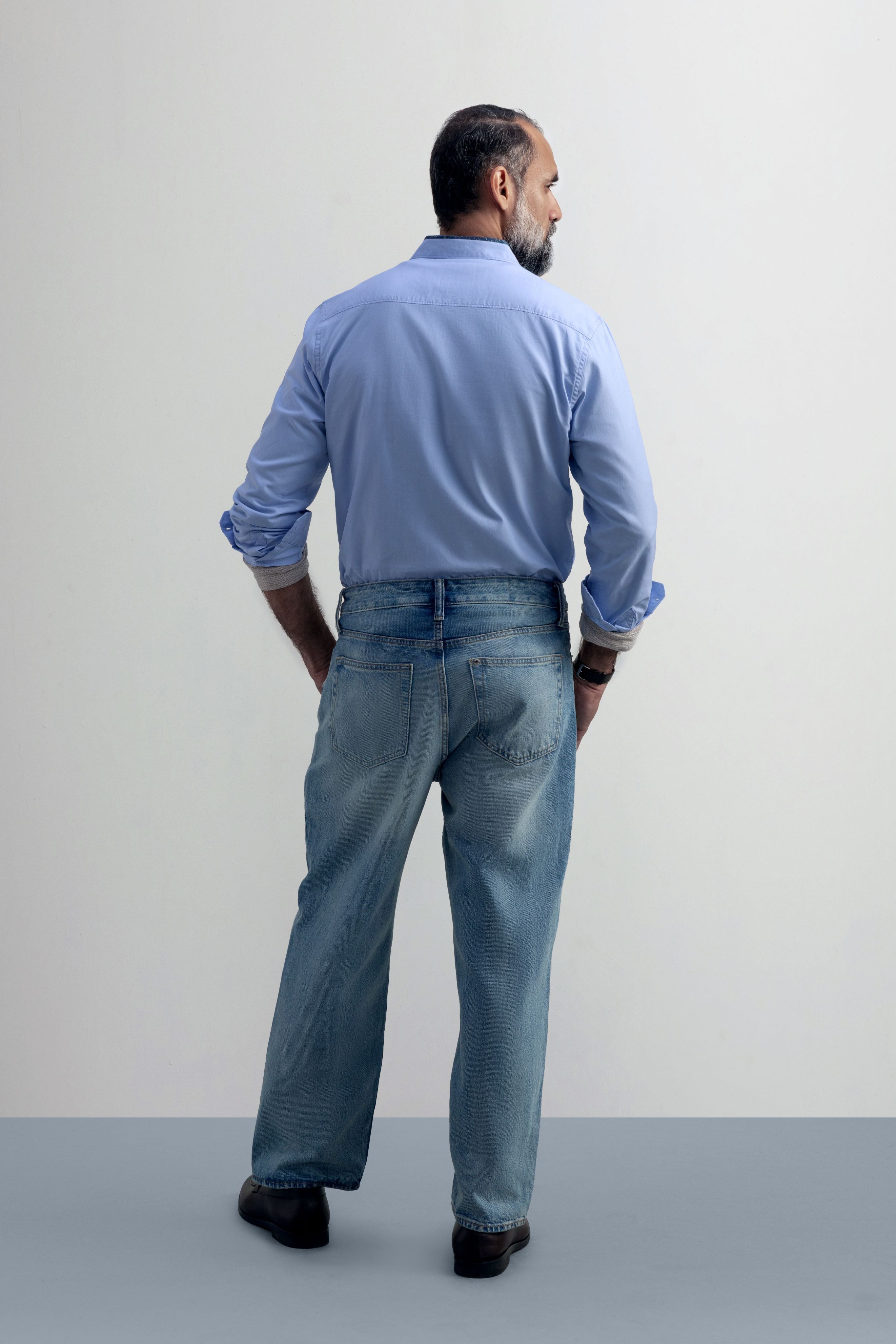 Stillwater Cashmere Blue - model_poseposition_of_shirtporduct_type