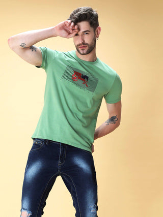 Fern Green Crew Neck T-Shirt shop online at Estilocus. This pure cotton printed T-shirt is a stylish go-to for laidback days. Cut in a comfy regular fit. • 100% Cotton knitted interlock 190GSM• Bio washed fabric• Round neck T-shirt • Half sleeve • Suits t