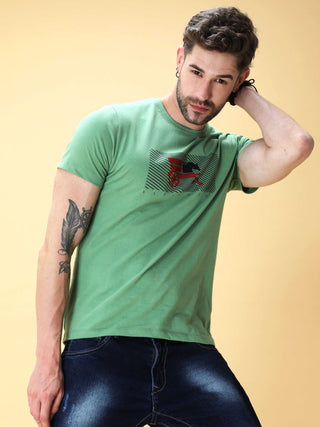 Fern Green Crew Neck T-Shirt shop online at Estilocus. This pure cotton printed T-shirt is a stylish go-to for laidback days. Cut in a comfy regular fit. • 100% Cotton knitted interlock 190GSM• Bio washed fabric• Round neck T-shirt • Half sleeve • Suits t