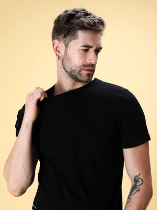 Jade Black Crew neck T-Shirt shop online at Estilocus. This pure cotton printed T-shirt is a stylish go-to for laidback days. Cut in a comfy regular fit. • 100% Cotton knitted interlock 190GSM• Bio washed fabric• Round neck T-shirt • Half sleeve • Suits t