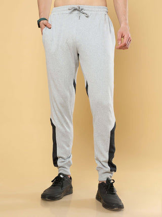 Gray Joggers shop online at Estilocus. •High GSM knitted breathable fabric. •Elastic waistband with an adjustable draw cord secures your fit • Bottom rib with patch unique design. • Welt hand pocket Fit : Comfort fit Size : The model is wearing M size Mod