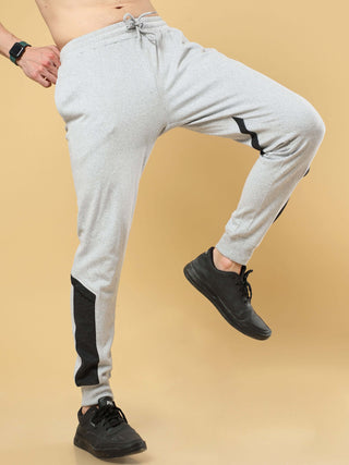 Gray Joggers shop online at Estilocus. •High GSM knitted breathable fabric. •Elastic waistband with an adjustable draw cord secures your fit • Bottom rib with patch unique design. • Welt hand pocket Fit : Comfort fit Size : The model is wearing M size Mod