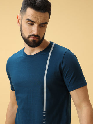 Side Full Grey Print Crew Neck T- Shirt shop online at Estilocus. This pure cotton printed T-shirt is a stylish go-to for laidback days. Cut in a comfy regular fit. • 100% Cotton knitted interlock 190GSM• Bio washed fabric• Round neck T-shirt • Half sleev