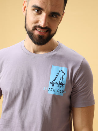 Skate Club Lt Blue Chest Print Crew Neck T-Shirt shop online at Estilocus. This pure cotton printed T-shirt is a stylish go-to for laidback days. Cut in a comfy regular fit. • 100% Cotton knitted interlock 190GSM• Bio washed fabric• Round neck T-shirt • H