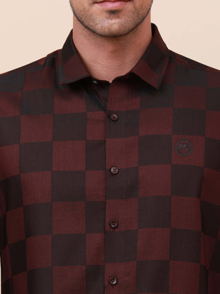 Maroon Check Pocketless Shirt shop online at Estilocus. 100% Cotton ,Full-sleeve checks shirt Self fold placket Regular collar Double button edge cuff Pocketless Curved bottom hemline Finest quality brand embroidery at front placket. All single needle con