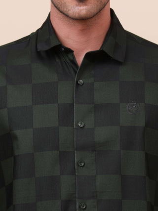 Green Check Pocketless Shirt shop online at Estilocus. 100% Cotton ,Full-sleeve checks shirt Self fold placket Regular collar Double button edge cuff Pocketless Curved bottom hemline Finest quality brand embroidery at front placket. All single needle cons