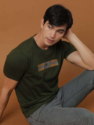 Dk Olive Classic Hd Printed T Shirt shop online at Estilocus. 100% Cotton Designed and printed on knitted fabric. The fabric is stretchy and lightweight, with a soft skin feel and no wrinkles. Crew neck collar which is smooth on the neck and keeps you com