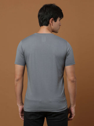 Estilocus Gunmetal Grey Printed T Shirt shop online at Estilocus. 100% Cotton Designed and printed on knitted fabric. The fabric is stretchy and lightweight, with a soft skin feel and no wrinkles. Crew neck collar which is smooth on the neck and keeps you