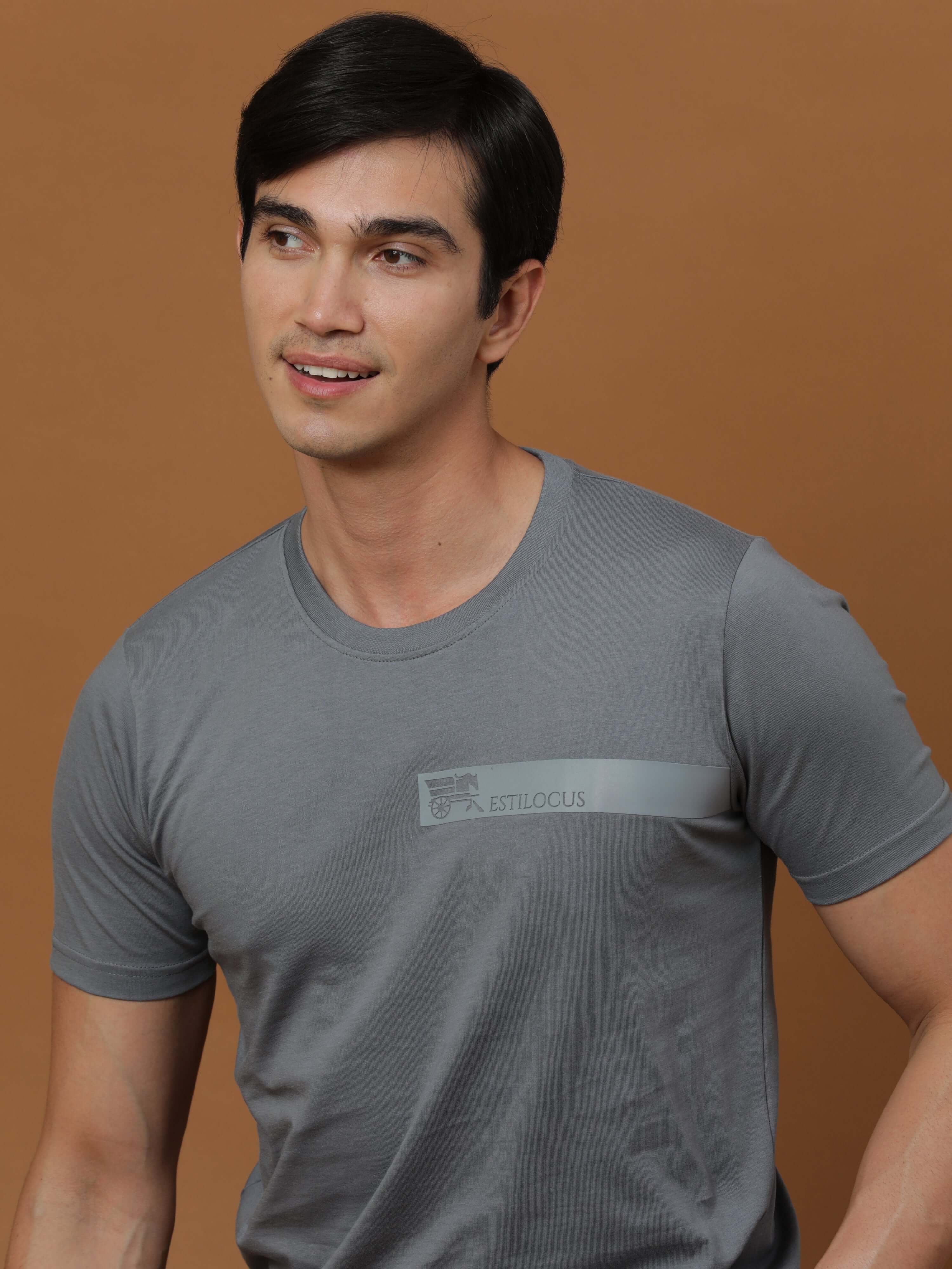 Gunmetal Grey Hd Printed Logo T Shirt shop online at Estilocus. 100% Cotton Designed and printed on knitted fabric. The fabric is stretchy and lightweight, with a soft skin feel and no wrinkles. Crew neck collar which is smooth on the neck and keeps you c