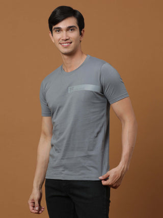 Gunmetal Grey Hd Printed Logo T Shirt shop online at Estilocus. 100% Cotton Designed and printed on knitted fabric. The fabric is stretchy and lightweight, with a soft skin feel and no wrinkles. Crew neck collar which is smooth on the neck and keeps you c