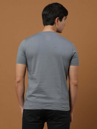 Gunmetal Grey Hd Printed Logo T Shirt shop online at Estilocus. 100% Cotton Designed and printed on knitted fabric. The fabric is stretchy and lightweight, with a soft skin feel and no wrinkles. Crew neck collar which is smooth on the neck and keeps you c