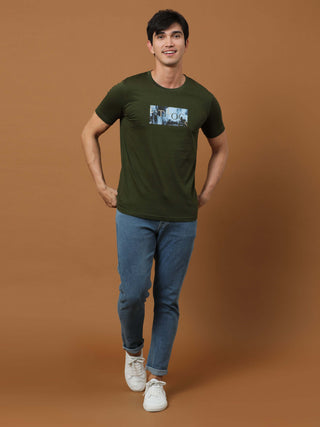 Vintage Dk Olive Printed T Shirt shop online at Estilocus. 100% Cotton Designed and printed on knitted fabric. The fabric is stretchy and lightweight, with a soft skin feel and no wrinkles. Crew neck collar which is smooth on the neck and keeps you comfor