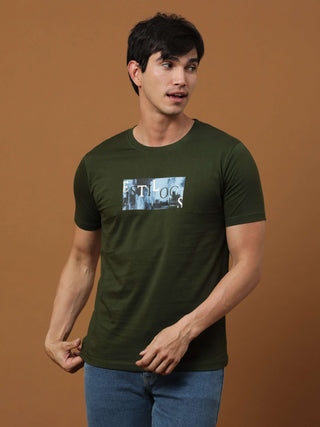 Vintage Dk Olive Printed T Shirt shop online at Estilocus. 100% Cotton Designed and printed on knitted fabric. The fabric is stretchy and lightweight, with a soft skin feel and no wrinkles. Crew neck collar which is smooth on the neck and keeps you comfor