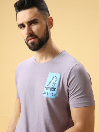 Skate Club Lt Blue Chest Print Crew Neck T-Shirt shop online at Estilocus. This pure cotton printed T-shirt is a stylish go-to for laidback days. Cut in a comfy regular fit. • 100% Cotton knitted interlock 190GSM• Bio washed fabric• Round neck T-shirt • H