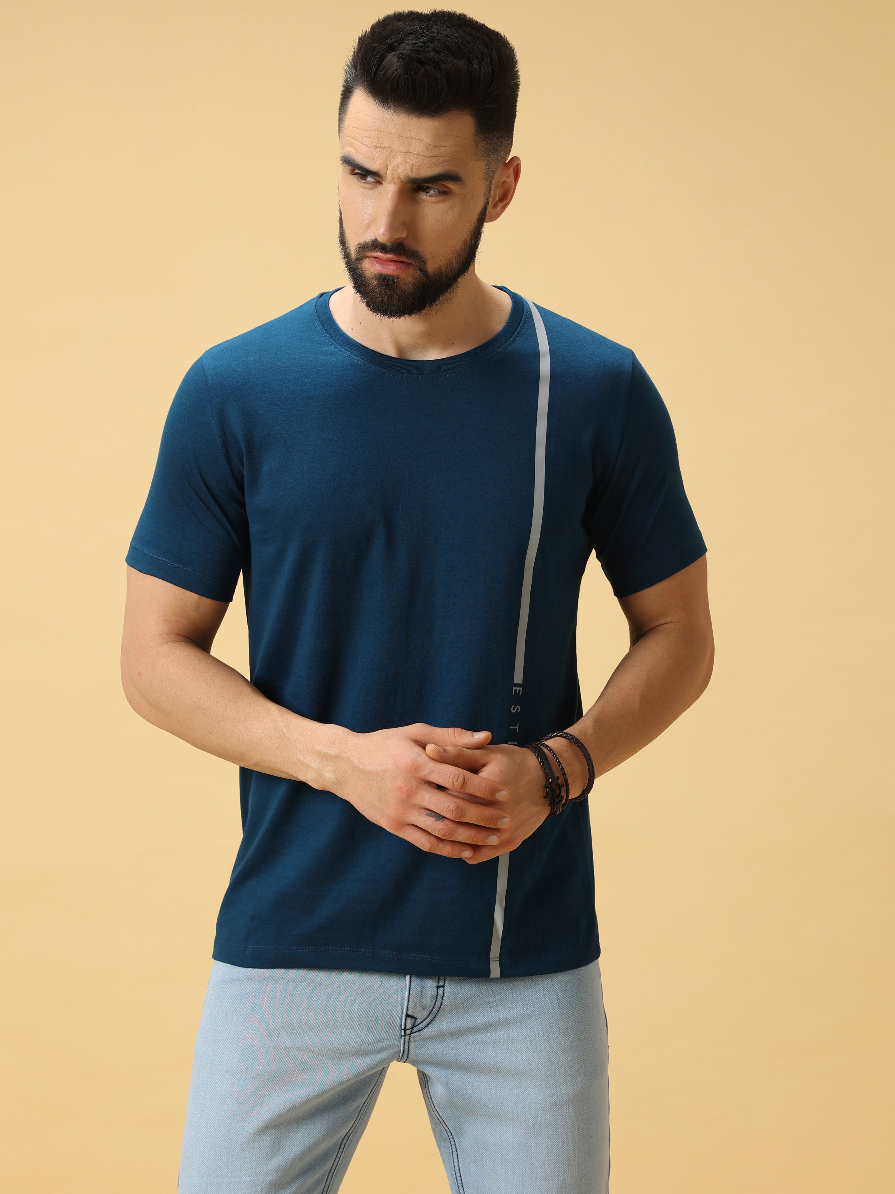 Side Full Grey Print Crew Neck T- Shirt shop online at Estilocus. This pure cotton printed T-shirt is a stylish go-to for laidback days. Cut in a comfy regular fit. • 100% Cotton knitted interlock 190GSM• Bio washed fabric• Round neck T-shirt • Half sleev