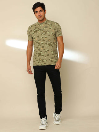 Olive Green Henley Neck T Shirt shop online at Estilocus. 100% Cotton Designed and printed on knitted fabric. The fabric is stretchy and lightweight, with a soft skin feel and no wrinkles. The Henley collar is smooth on the neck and keeps you comfortable