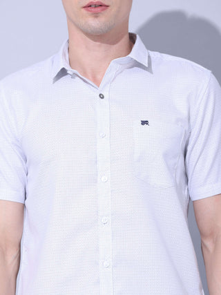 White Small Checks Casual Shirt shop online at Estilocus. • Half-sleeve small checks shirt • Cut and sew a placket. • Regular collar • Single pocket with logo embroidery • Curved hemline • Finest quality sewing • Machine wash care • Suitable to wear with